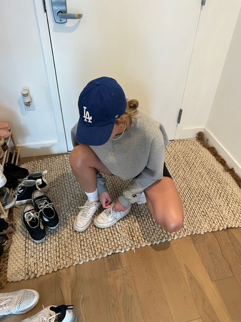 Casual outfit, womens casual aesthetic, winens hat outfits, LA baseball hat, casual outfit inspo La Dodgers Hat Outfit Women, How To Style Baseball Cap, La Hat Outfit, Outfit With Baseball Hat, Baseball Caps Women Outfits, White Hat Outfit, Hat Casual Outfit, Cute Hat Outfits, Cap Women Outfit