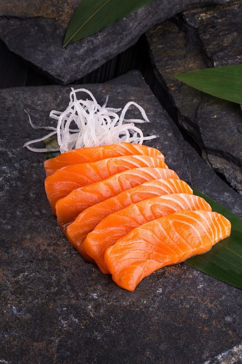 Salmon Sashimi Aesthetic, Sashimi Recipe, Japanese Sashimi, Salmon Sashimi, Light Appetizers, Ethereal Wedding, Food Plating, Pretty Food, Food Cravings