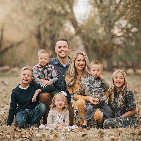 15 Outdoor Portrait Photography Tips + FREE Portrait Presets & Actions Family Photo Colors, Big Family Photos, Outdoor Portrait Photography, Large Family Photos, Pose Portrait, Family Photoshoot Poses, Fall Family Portraits, Portrait Photography Tips, Fall Family Photo Outfits