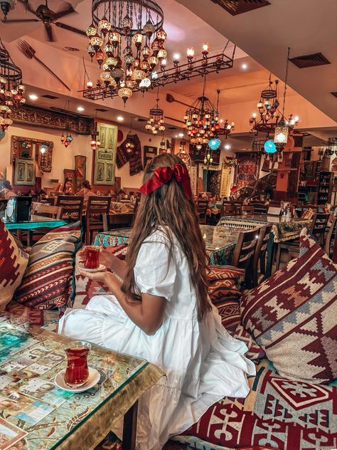 Turkish Cafe Interior Design, Turkish Lifestyle, Tea House Interior, Turkish Interior Design, Turkey Restaurant, Tea Room Interior, Turkish Interior, Turkish Cafe, Aesthetic Istanbul