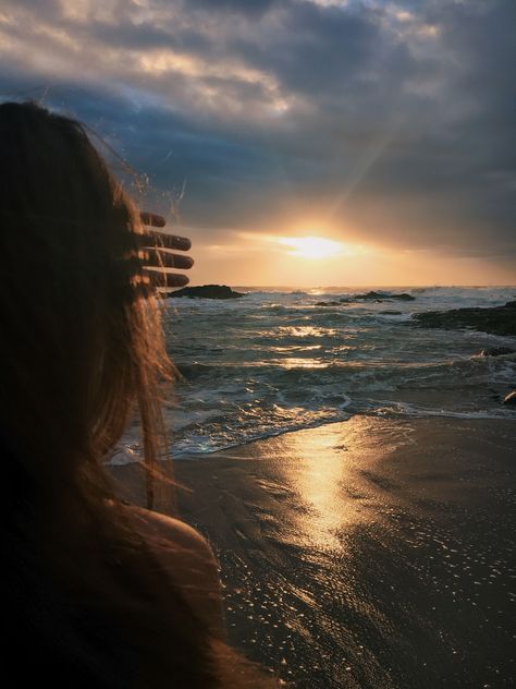 Beach Sunsets, Sea Sunset Photography, Girl In Sunset, Pinterest Pfp, Beach Sunset Photography, Beach Instagram Pictures, Sunset Girl, Shotting Photo, Photographie Portrait Inspiration