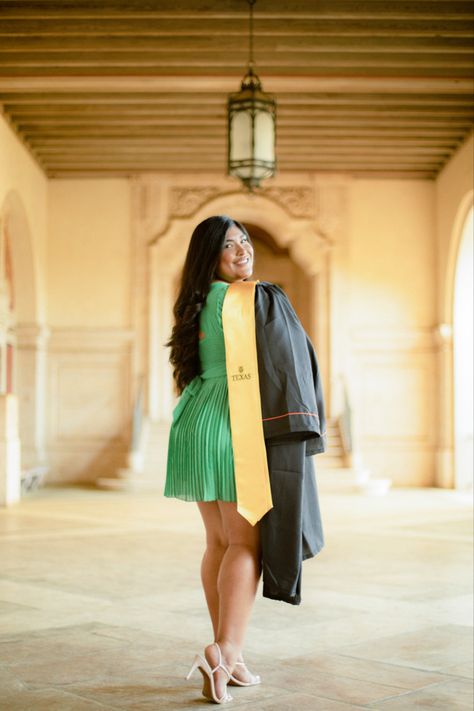 Midsize Graduation Outfit, Plus Size Poses For Pictures Dress, Graduation Outfit Ideas University Plus Size, Plus Size Cap And Gown Pictures, Grad Photo Outfits College, Graduation Outfit Plus Size, Plus Size Graduation, Plus Size Graduation Photoshoot, Fall College Graduation Pictures Photo Shoot