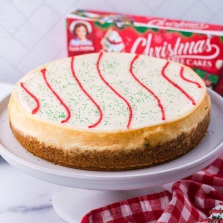 Little Debbie Christmas Tree Cheesecake - My Incredible Recipes Little Debbie Christmas Tree Cheesecake, Christmas Tree Cheesecake, Little Debbie Tree, White Ganache, Little Debbie Christmas Tree, Christmas Cheesecake, Graham Cracker Cookies, Baked Cheesecake, Little Debbie