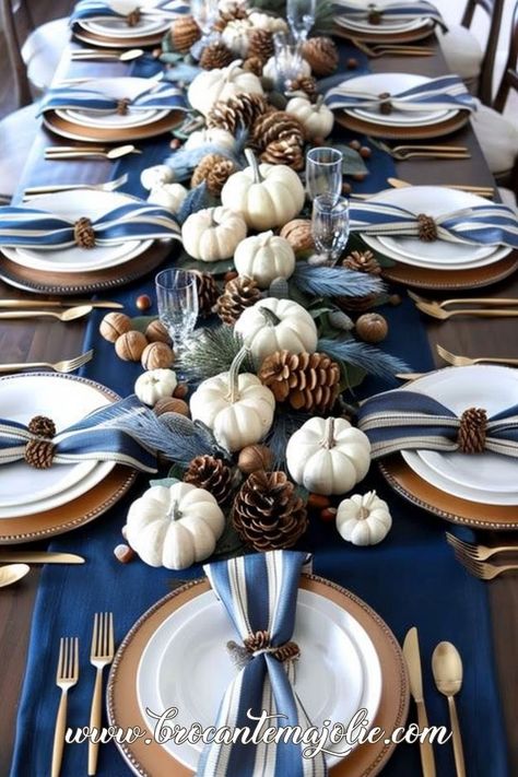 5 Easy Thanksgiving Table Settings and Tablescapes for an elegant Holiday - Brocante Ma Jolie Navy Blue Thanksgiving Table, Masculine Table Decor, Ccf Tea, Blue Thanksgiving Table, Thanksgiving Tablescapes Simple, Eid Table, Thanksgiving Table Settings Elegant, Simple Thanksgiving Table Decor, Thanksgiving Dinner Table Setting