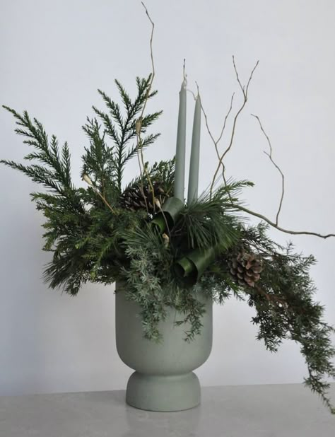 Modern Holiday Centerpiece, Xmas Flowers Floral Arrangements, Holiday Greenery Arrangements, Christmas Greenery In Vase, White Christmas Flower Arrangements, Christmas Vase Arrangements, Diy Dried Flower Arrangement, Winter Flower Arrangements, Winter Floral Arrangements