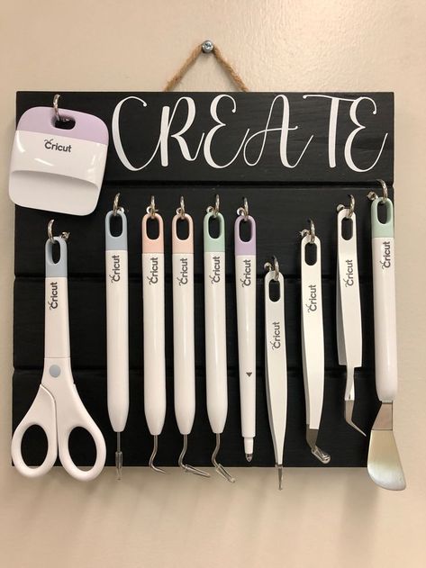 Vinyl Cricut Storage, Cricut Wall Storage, Vynl Roll Storage, Diy Cricut Vinyl Holder, Organization For Cricut Supplies, Circuit Office Ideas, Circuit Room Ideas, Storage Ideas For Cricut Vinyl, Vynil Organization Diy