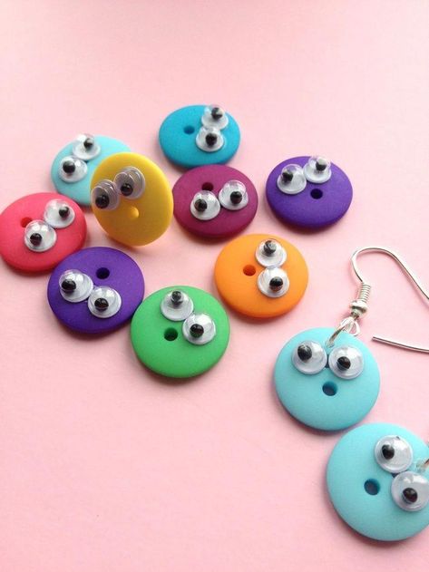 Buttons Crafts Diy, Button Jewellery, Button Creations, Google Eyes, Button Craft, Earrings Patterns, Crochet Earrings Pattern, Diy Buttons, Googly Eyes