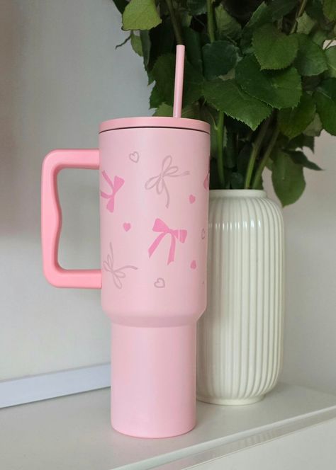 This trendy 40oz tumbler makes the perfect gift for a friend, coworker, or for yourself! ♡ G L A S S DETAILS: * pink 40 oz tumbler The design on the tumbler is permanent high quality vinyl. Each purchase includes a lid as well as a plastic straw. Perfect for your favorite cold and hot drinks! ♡C O L O R D I S C L A I M E R Please note that the color of the actual product may vary slightly from your monitor screen. ♡ Care instructions: * Do not put in dishwasher. Hand wash only. * Do not put in m Cup Personalization Ideas, Tumbler Business, Aesthetic Tumbler, Personalized Tumbler, Pink Cup Design, Cute Pink Tumbler Cups, Tumbler Aesthetics, Stanley Ideas, Pink Tumbler