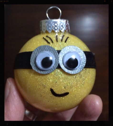 My minion ornament. Minion Ornaments Diy, Disney Ornaments Diy Cricut, Christmas Ball Ideas, Ordiment Ideas, Flat Christmas Ornaments, Decorating Ornaments, Minion Ornaments, Creative Ornaments, Glitter Christmas Ornaments