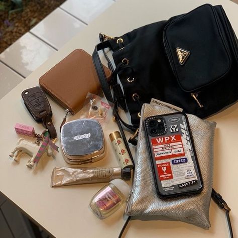 What's In My Purse, Nate Archibald, Inside My Bag, Tokyo Street Fashion, Purse Essentials, Hipster Grunge, Handbag Essentials, Chuck Bass, Girls Tote