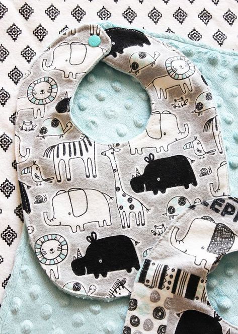 Baby Bibs Patterns Free, Diy Baby Bibs, Baby Bib Pattern, Baby Bibs Patterns, Sewing Baby Clothes, Bib Pattern, Kit Bebe, Baby Sewing Projects, Baby Clothes Patterns