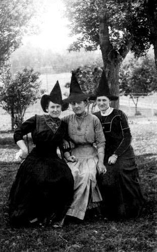 RETRO KIMMER'S BLOG: 1900 VINTAGE HALLOWEEN Witch Photos, Vintage Halloween Photos, Photo Halloween, Vintage Halloween Costume, Three Women, Vintage Witch, The Worst Witch, Season Of The Witch, Halloween Vintage