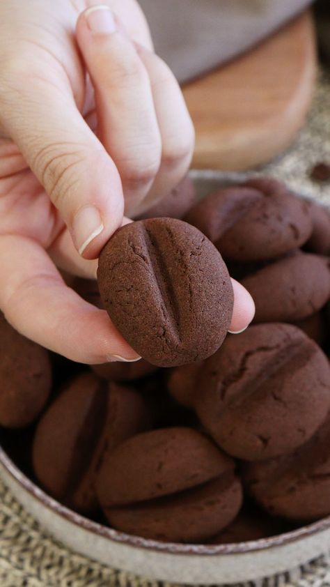 Galletas con forma de Grano de Café, a base de cacao y café. Son bien simnples y deliciosas!! Bake Sale Packaging, Cooking Cookies, Cookie Business, Deli Food, Low Cal Recipes, Pastry Desserts, Mini Cookies, Food Drinks Dessert, Food Recepie