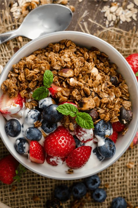 Crunchy homemade granola is healthy and nutritious but also very easy to make. Filled with grains, nuts, oats, and fruit. You can easily freeze the cereal and keep the granola fresh. #homemade_granola, #how_to_make_granola, #healthy_granola, #nutritious_granola, #easy_granola_recipe, #allourway Toasted Muesli Recipe, Low Calorie Cereal, Low Calorie Granola, Toasted Muesli, Granola Calories, Muesli Recipe, Easy Homemade Granola, Homemade Granola Healthy, Menu Sarapan Sehat