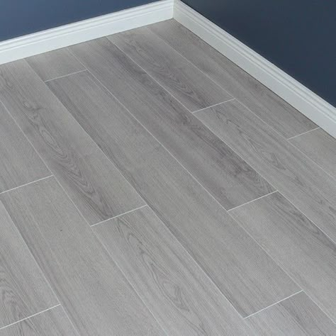 Laminate Wood Flooring Gray, Grey Wood Like Tile Floors, Wood Flooring Ideas Grey, Grey Hdf Flooring Living Rooms, Tiles Floor For Bedroom, Tiles For Bedroom Floor Ideas, Grey Parket Floor, Grey Tile Wood Flooring, Light Gray Floor Bedroom Ideas