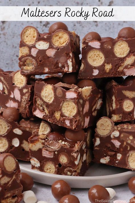 Recipe for Maltesers Rocky Road, a delicious chocolate packed no bake treat with biscuits, marshmallows and Maltesers! #thebakingexplorer#rockyroad #maltesers #nobakerecipe #easyrecipe Maltese Rocky Road, Marshmallow Rocky Road, Marshmallow Baking Recipes, How To Make Rocky Road, Rocky Roads Recipes, No Bake Traybake Recipes, Malteser Recipes, Malteser Brownies, Christmas Rocky Road Recipe