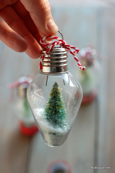 LOVE this Mini Snow Globe Ornament from @Kami Bigler * NoBiggie.net #fabulouslyfestive Snow Globe Ornament, Light Bulb Ornaments, Diy Snow Globe, Diy Christmas Ornament, Christmas Light Bulbs, Globe Ornament, Christmas Ornaments Homemade, Vintage Diy, Cool Ideas