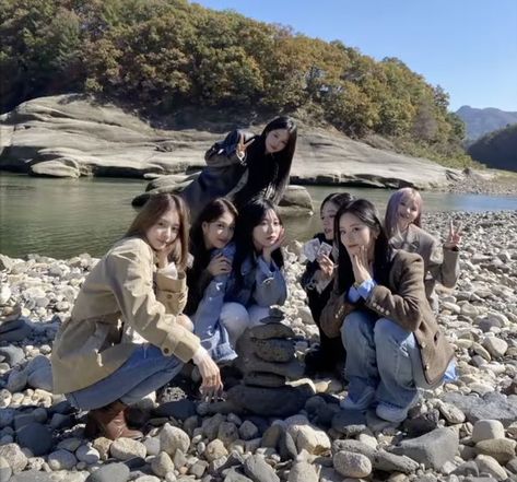 11 People Group Photo, 7 Girls Squad Aesthetic, Asian Friend Group 4 People, Four Best Friends Aesthetic Korean, Fromis Icons, Ullzang Bestie 4 Girl, 6 Girls Squad Aesthetic Korean, Korean Friends, It's Going Down