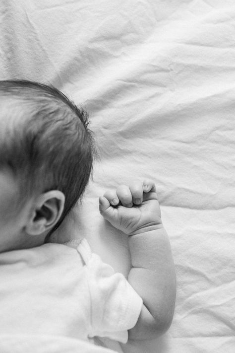 Newborn photographer Nicole Hawkins Photography captures a baby fist during a session in NYC. baby hand portrait NYC baby portraits session #nicolehawkinsphotography #NYCbabyphotography #newbornportraits #NewYorkStudioPhotography #newbornsession Boy Newborn Photography, Black Baby Girl, Mother Baby Photography, Baby Bump Pictures, Baby Boy Newborn Photography, Foto Newborn, Idee Babyshower, Baby Pictures Newborn, Baby Tumblr