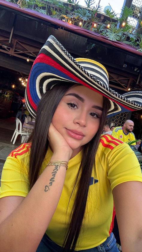 Instagram Colombian Girls, Colombian Women, Girls Soccer, Soccer Shirts, June 21, Cute Outfits, Pasta, Sports, Hair