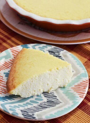 Crustless Cheescake Made in a Pie Dish - Sizzling Eats Easy Crustless Cheesecake Recipes, Cheesecake Recipes Easy Without Springform Pan, Crustless Lemon Cheesecake, Crustless Cheesecake Easy, Crustless Pies Recipes, Crustless Pie Recipes, Crustless Cheesecake Recipes, Citrus Cheesecake, Pan Cheesecake