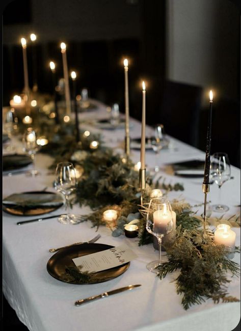 Juldukning Christmas Dinners, Elegant Xmas Decor, New Years Tablescapes, Nye Table Setting, New Year Table Setting Ideas, Xmas Table Settings, Elegant Christmas Table Decor, Christmas Winter Wedding, Christmas Dinner Table Settings