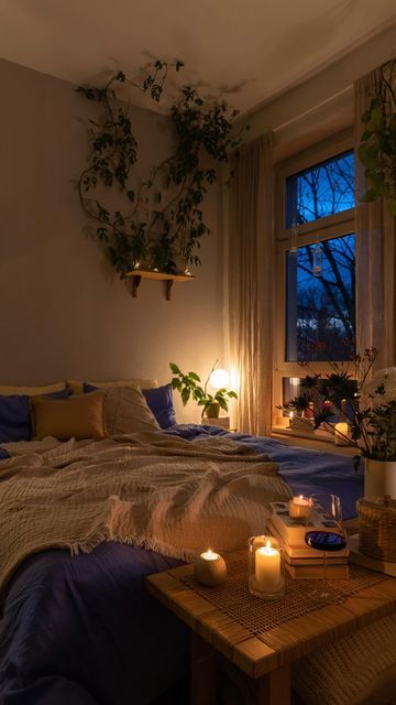 Caroline Reichel on Instagram: "Blue hour and cozy vibes 🕯️✨" Blue Cozy Bedroom Aesthetic, Cosy Big Bedroom Ideas, Blue Aesthetic Apartment, Cozy Blue Aesthetic, Blue Earthy Bedroom, Big Room Aesthetic, Cozy Blue Room, Blue Bedroom Ideas Aesthetic, Blue Room Ideas Bedroom