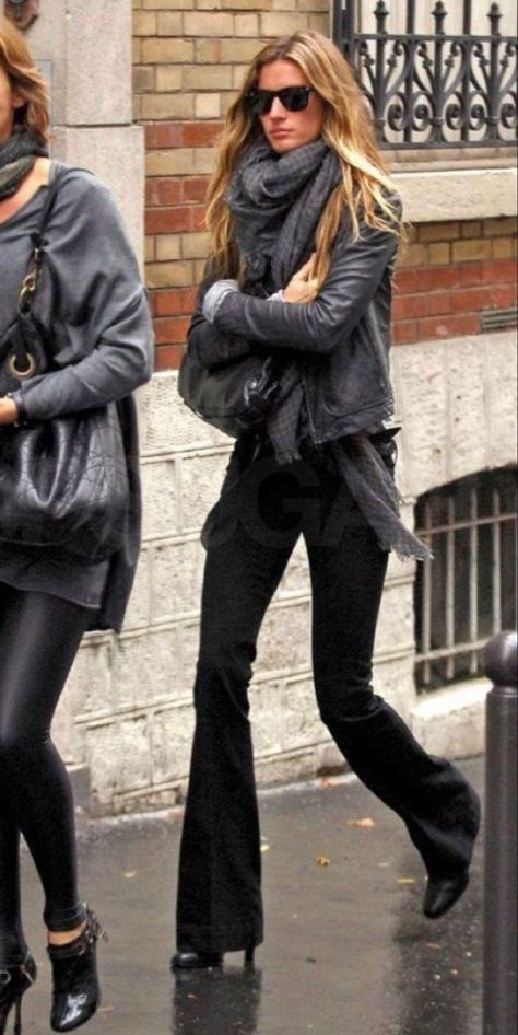 Gisele Bundchen Style, 90s Models Off Duty, Model Off Duty Aesthetic, Model Off Duty Outfits, Off Duty Outfits, Models Off Duty Style, Walking Down The Street, 90s Model, Model Outfit