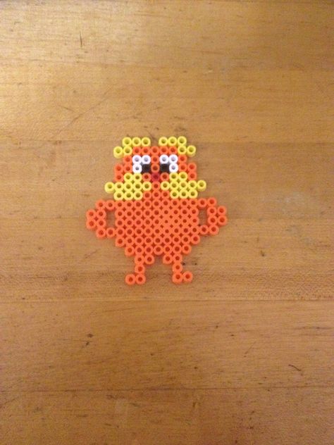 The Lorax Perler beads created by Simspon family for Read Across America Day. Things To Make Out Of Fuse Beads, Disney Hamma Beads Ideas, Things To Make With Melting Beads, Melt Bead Designs, Pealed Bead Ideas, Pearl Beads Designs, The Lorax Perler Bead, Angry Birds Perler Beads, Peer Bead Patterns