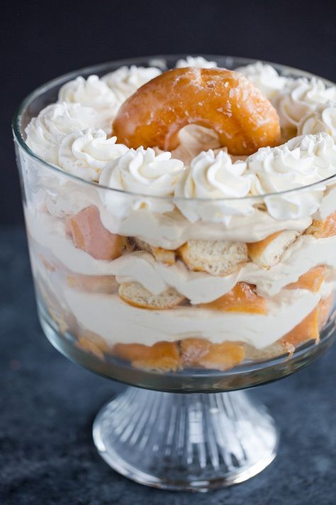 Doughnut Desserts, Brunch Trifle, Churro Trifle, Cinnamon Roll Trifle, Breakfast Trifle Recipes, Trifle Bowl Ideas, Savory Trifle, Coffee Trifle, Donut Trifle