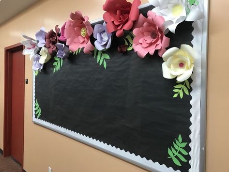 Diy Classroom Decorations, Spring Classroom, Classroom Board, Diy Classroom, Board Decoration, Classroom Bulletin Boards, School Bulletin Boards, Class Decoration, Classroom Door