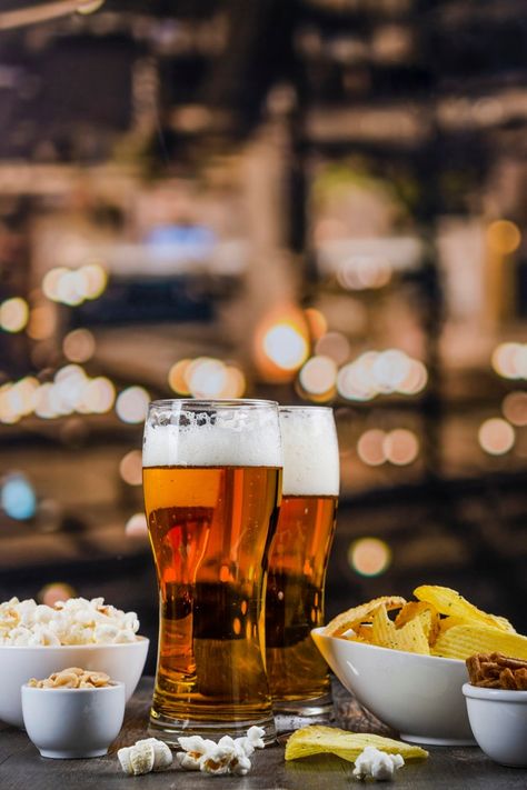 Draft Beer Photography, Beer And Food Photography, Pub Food Photography, Sports Bar Food, Party Photography Ideas, Beer Image, Pub Photography, Beer And Snacks, Pizza Type Recipes