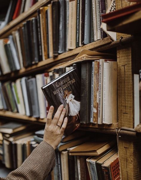 Library Photo Shoot, Book Photography Instagram, Bookstagram Inspiration, Library Aesthetic, Book Instagram, Kampot, Book Cafe, Photography Book, Best Photo Poses