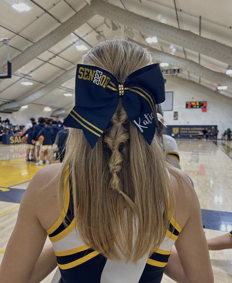 Cheer Hair Styles Half Up Half Down With Bow, Curly Hair Cheerleader, Cute Hairstyles For Cheer Pictures, Cheerleader Hairstyles For Short Hair, College Cheer Hairstyles, Hairstyle For Cheerleaders, Cheer Game Day Hair Football Season, Cheer Pictures Hairstyles, Cheer Braid Hairstyles