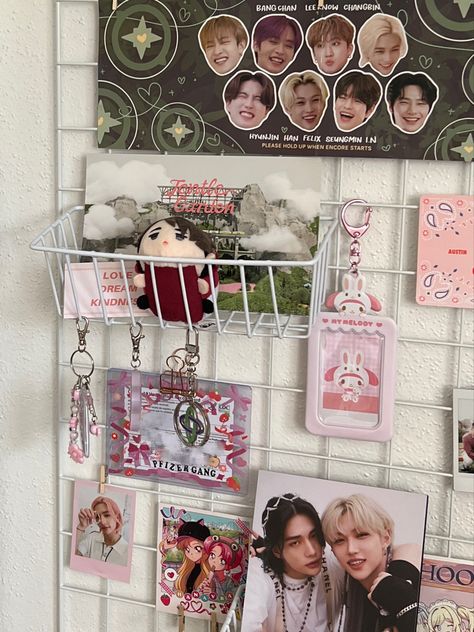 kpop room aesthetic desk pink green stray kids skz hwang hyunjin lee felix yongbok sanrio glossier txt polaroid osamu miya haikyuu jentle garden jennie kim blackpink bp K Pop Room Inspiration, Kpop Aesthetic Room Decor, Room Decor Kpop Aesthetic, Bedroom Ideas Kpop Aesthetic, Aesthetic Kpop Bedroom Ideas, Wall Grid Kpop, Kpop Theme Room, Kpop Board Ideas, Hyunjin Room Decor