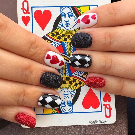 Queen of heart nails. Red and black glitter, checkered nails and hand drawn hearts. Queen Of Hearts Nail Ideas, Queen Of Heart Nails Designs, Red Queen Nails, Queen Of Hearts Nail Art, Queen Nails Designs, Queen Of Hearts Nails Designs, Disney Villain Nails, Queen Of Hearts Nails, Nails Red Heart