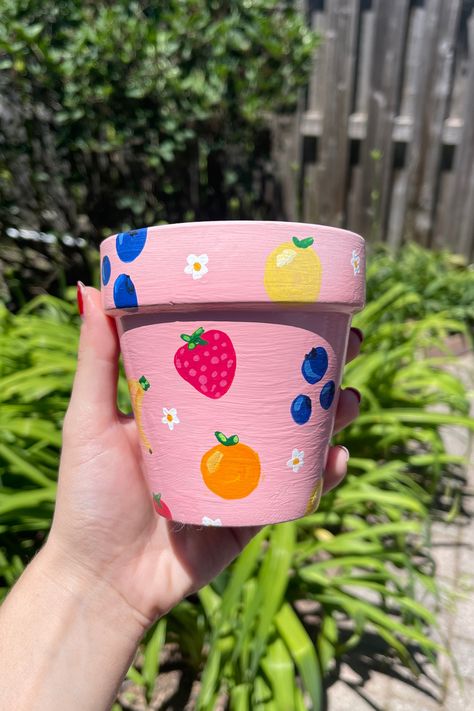 I’ve been obsessed with all the cute painted terracotta pots I’ve seen on Etsy and Pinterest lately, so I decided to give it a try and make my own.  It’s a fun, creative way to personalize my space without breaking the bank. Plus, it’s a great DIY project to tackle over the weekend! In this post, I’ll walk you through how to paint terracotta pots and turn them into colorful, customized masterpieces. Painting Ideas On A Pot, Terracotta Pots Design, Cute Plant Pot Painting Ideas, Painting Pots Terracotta, Painting Pot Plants, Painting Ideas For Plant Pots, Diy Painting Flower Pots, Succulent Pot Painting Ideas, Paint On Pot