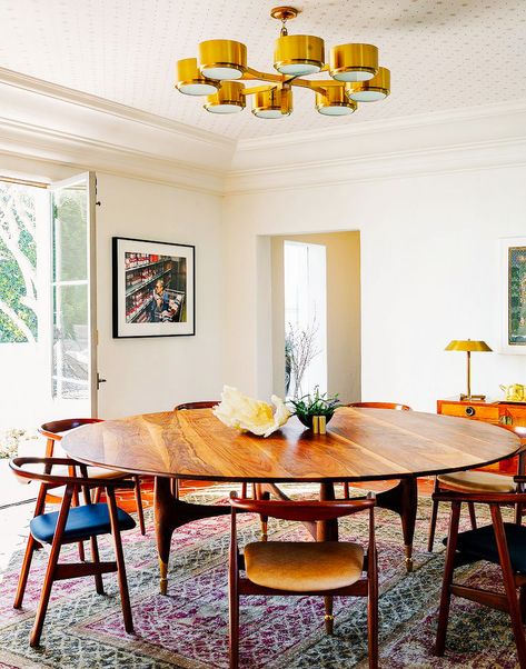 Modern dining space with gold light fixture, round wood dining set, and shell Round Wood Table, Mid Century Dining Room, Modern Appartement, Modern Apartment Decor, Mid Century Modern Dining Room, Apartment Decoration, Small Kitchens, Modern Dining Room Tables, Mid Century Modern Dining