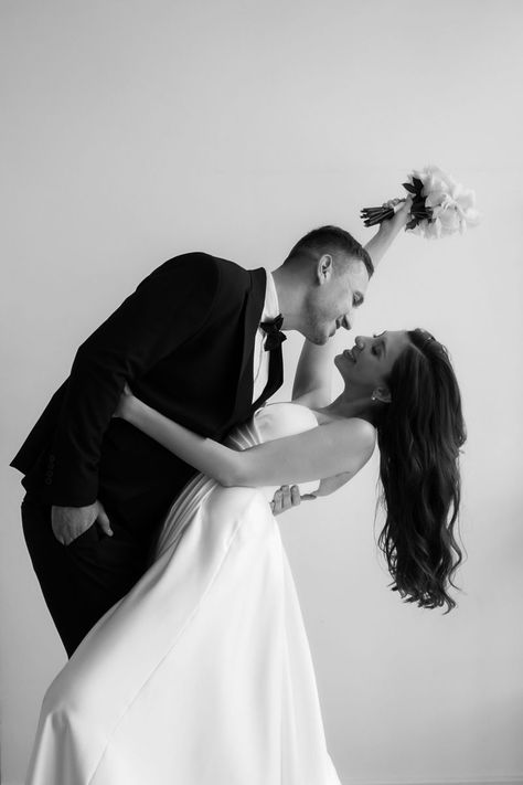 Wedding Photo Session Poses, Black And White Wedding Portraits, Wedding Photos In Studio, Studio Wedding Photos, Wedding Photo Studio Ideas, Wedding Photos Studio, Wedding Studio Photography, Bride Groom Photoshoot, Groom Photoshoot