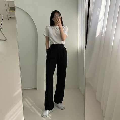 Black Slacks Outfit, Slacks Outfit, Chic Black Outfits, Black Pants Outfit, Korean Outfit Street Styles, Korean Casual Outfits, Black Pants Casual, Stay Young, Stylish Work Outfits