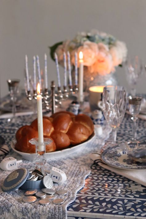 Hanukkah Dinner Table Settings, Shabbat Table Setting Ideas, Hannukah Dinner Ideas, Hannukah Aesthetic, Biblical Decor, Hanukkah Tablescape, Hanukkah Party Food, Shabbat Dinner Table, Hanukkah Aesthetic