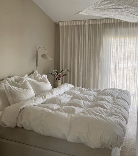 White Clean Bedroom, White Simple Room, Bedroom With Big Bed, White Cozy Bedroom, Simple White Bedroom, White Aesthetic Room, Farmhouse Comforter, Home Decor Ideas Bedroom, Bold Bedroom