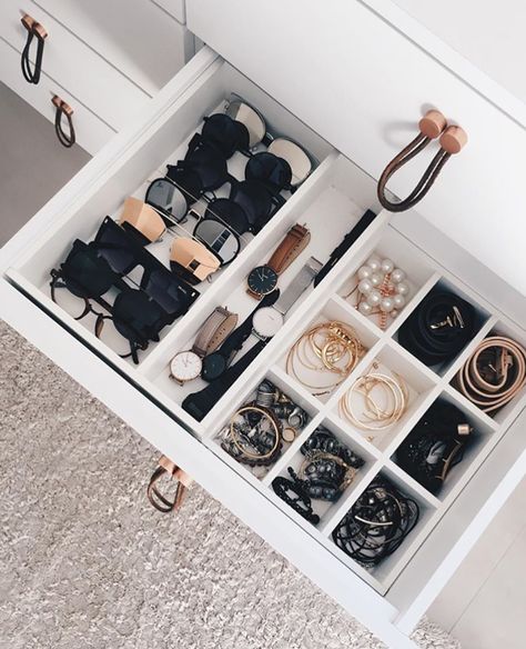 Simple Steps to Organize Your Closet – SheKnows Teenage Room Decor, Jewellery Organizer, Creative Closets, Closet Hacks, Room Goals, Room Decorations, Closet Bedroom, Beauty Room, Design Case