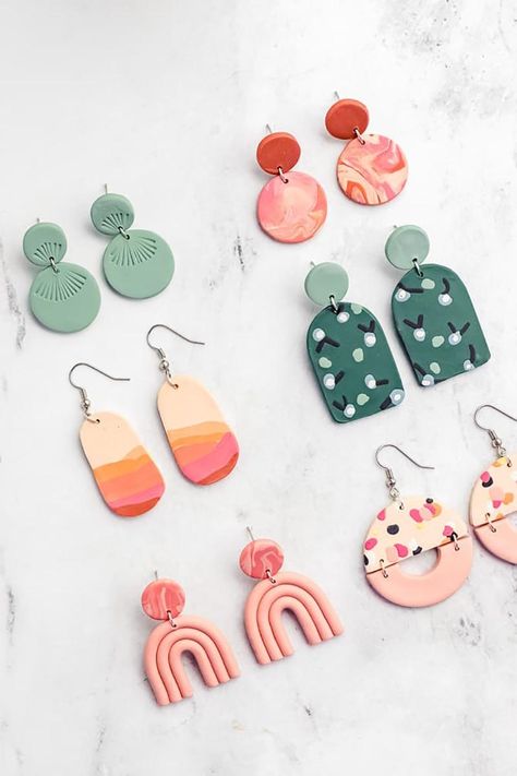 40 Clay Craft Projects to Make For Gifts Or To Sell! Diy Keramik, Clay Earring Ideas, Clay Jewelry Tutorials, Diy Earrings Polymer Clay, Polymer Clay Jewelry Tutorials, Clay Inspo, Earring Inspo, Handmade Clay Jewelry, Polymer Earrings