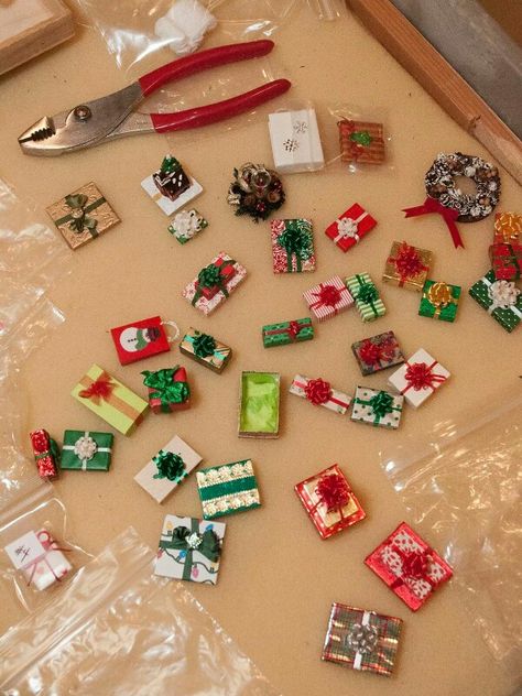 Presents for Christmas. Teeny tiny gift boxes! Minature Christmas Diy, Tiny Christmas Decorations, Mini Gifts Christmas, Dollhouse Miniatures Christmas, Diy Miniature Christmas House, Miniature Christmas Crafts, Doll House Christmas Decorations Diy, Dolls House Christmas, Miniature Christmas Diy