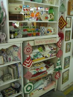 Antique Booth Shelf Display, How To Set Up A Thrift Store Booth, Vintage Kitchen Booth Display Ideas, Shelf Display Ideas, Antique Mall Booth Ideas, Flea Market Displays, Antique Shop Display, Vintage Market Booth, Antique Store Displays