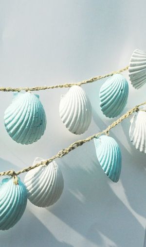 Petits décors d'été - Floriane Lemarié Strand Decor, Seashell Garland, Shell Garland, Shabby Chic Beach, Deco Marine, Seashell Wedding, Art Coquillage, Beach Room, Beach Wedding Decorations