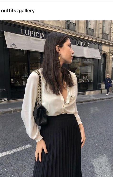 check out these outfits, casual outfits, classy outfits,everyday's outfit Silk Blouse Outfit, Expensive Outfits, Rich Outfits, Black Skirt Outfits, Outfit Elegantes, Sophisticated Outfits, Black Pleated Skirt, Mode Casual, Looks Street Style