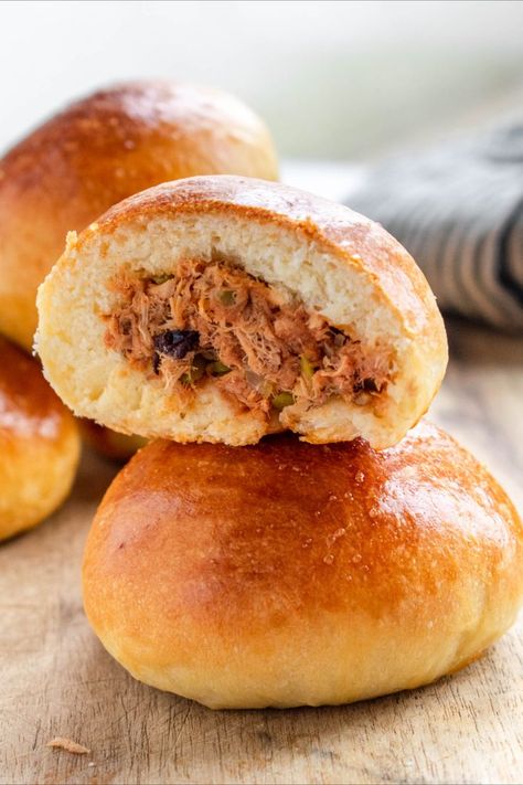 small buns filled with a tuna mixture Bread With Filling Recipes, Burger Filling Ideas, Tuna Buns Recipes, Stuffed Buns Recipe, Caribbean Snacks, Tuna Buns, Bread Pit, Savory Buns, Japanese Buns