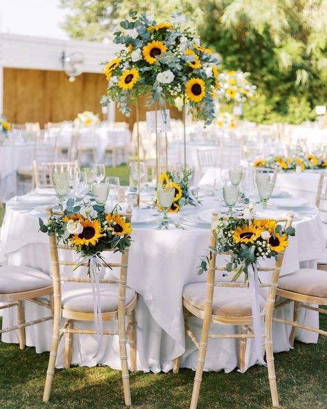 Sunflower In Wedding, Wedding Sunflowers Theme, Wedding Decorations With Sunflowers, Sunflower Wedding Reception Ideas, Sunflowers At Wedding, Sunflower Wedding Theme Decorations, Wedding Decorations Sunflowers, Wedding Sunflower Decorations, Sunflowers Wedding Decorations